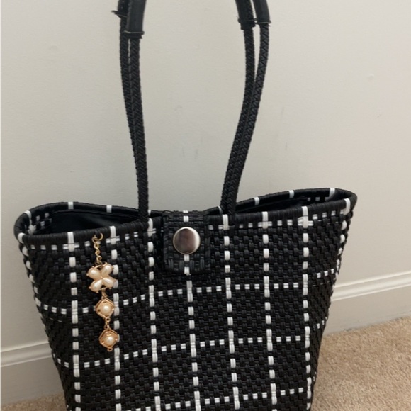 Handbags - Elegant Black and White Woven Tote Bag